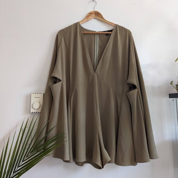 AQ/AQ Romper cape - Picture 1 of 6